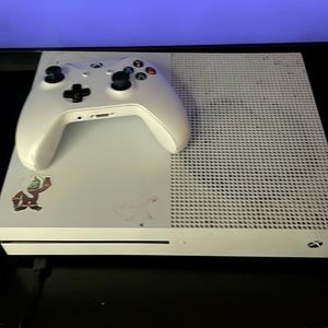 Xbox one s white used but good condition with Xbox live